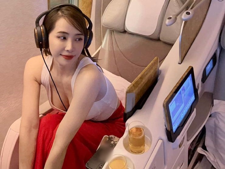 Quỳnh Nga, hot girl gợi cảm xứ Nghệ mặc áo cổ rộng ”mênh mông”, khoe vòng 1 trên máy bay