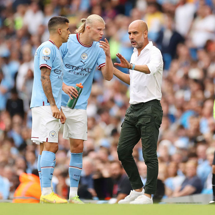 Pep Guardiola đáp trả Ibrahimovic đầy sâu cay sau cáo buộc kìm hãm Haaland - 1