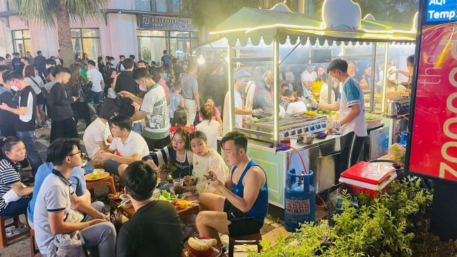 Những tuyến phố ẩm thực thổi "sinh khí" mới cho du lịch đêm Hà Nội - 1