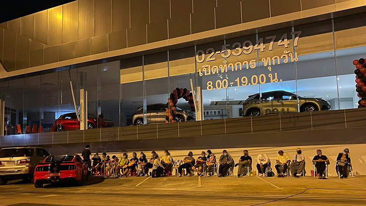 Hàng trăm người xếp hàng xuyên đêm chờ mua xe điện của Trung Quốc - 3