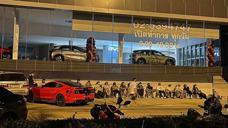 Hàng trăm người xếp hàng xuyên đêm chờ mua xe điện của Trung Quốc