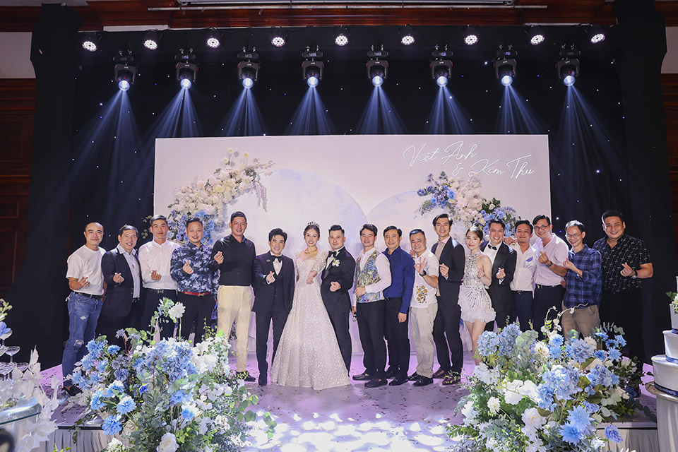 Quang Hà, Việt Anh bất ngờ làm phù rể, MC tại đám cưới “hot nhất Vịnh Bắc Bộ” - 1