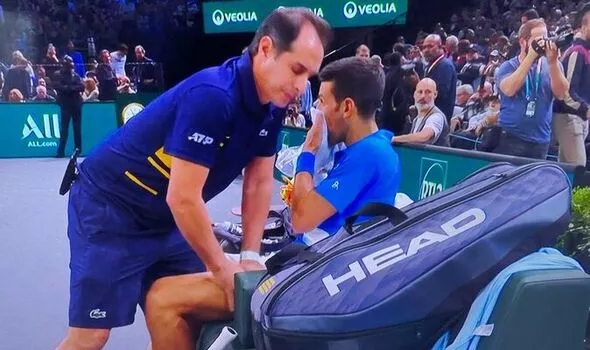 Djokovic gặp chấn thương, nói gì sau khi thua Rune ở chung kết Paris Masters? - 1