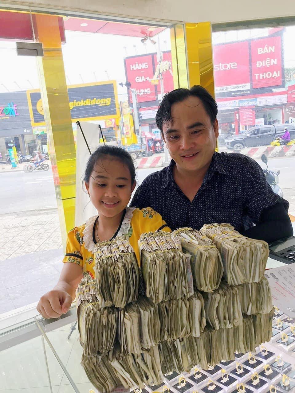 Hai bé ở Long An mang 6kg tiền lẻ đi mua vàng tặng bố và câu chuyện xúc động phía sau - 1