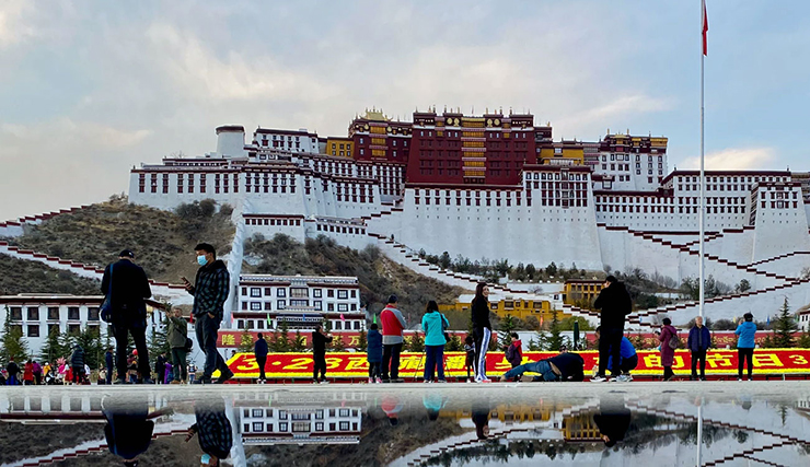 Cung điện Potala là một trong 3 di sản thế giới được UNESCO công nhận ở Tây Tạng và là cung điện cao nhất thế giới. Nằm trên sườn núi Ri Marpo ở trung tâm thành phố Lhasa, cung điện Potala là công trình kiến ​​trúc đồ sộ nhất ở Tây Tạng. Cung điện 13 tầng này có diện tích hơn 100.000m2, bao gồm các đền thờ, cung điện, ký túc xá và hơn 1.000 phòng khác. Cung điện này còn được coi là một trong những kỳ quan của thế giới.
