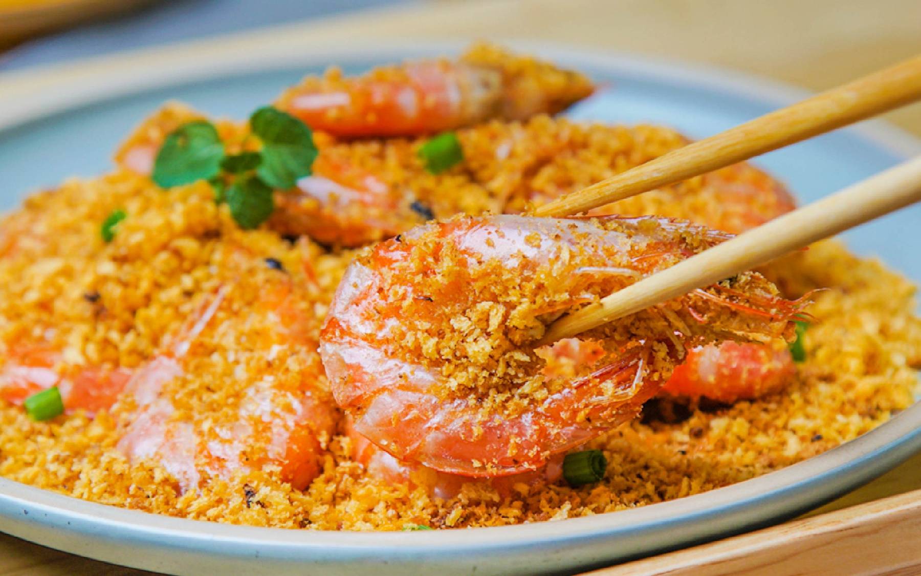 “Chảy nước miếng” với món tôm rang vụn bánh mì tỏi thơm nức mũi - 1