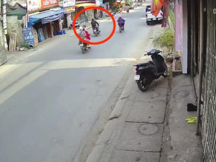 Clip: Chạy “bất ổn”, tài xế lái xe máy tông vào nhà ven đường