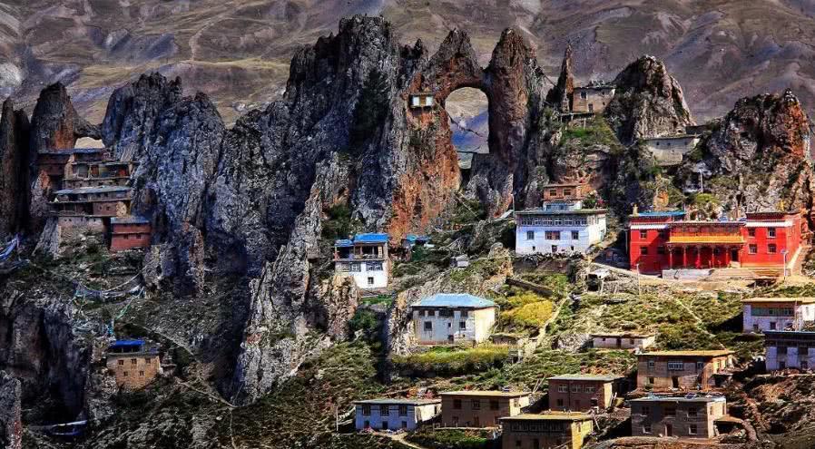 Ngôi chùa đẹp nhất ở Tây Tạng được xây dựng trên rìa của một vách đá đẹp tựa thiên đàng - 1