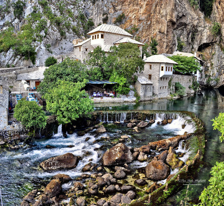 4. Con suối này được biết đến là một trong những suối đẹp nhất châu Âu, cung cấp nước cho cả thị trấn.
