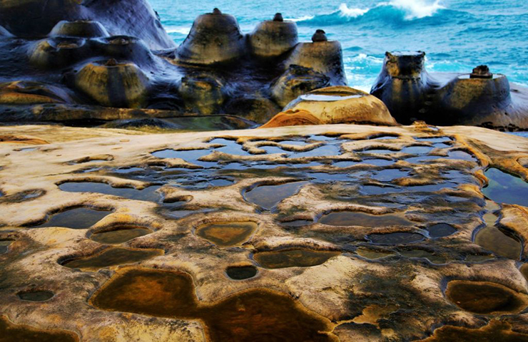 8. Để hình thành nên những tảng đá này, nó đã trải qua 3 giai đoạn. Ban đầu nước biển chảy vào đá với các vết nứt gây ra xói mòn. Sự xói mòn sau đó tạo ra các hàng cột đá. 
