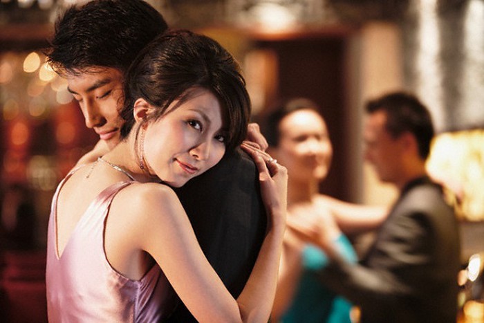 Vì công ty mất điện nên vợ trẻ cùng nam đồng nghiệp đến nơi nhạy cảm này để... tránh nóng - 1