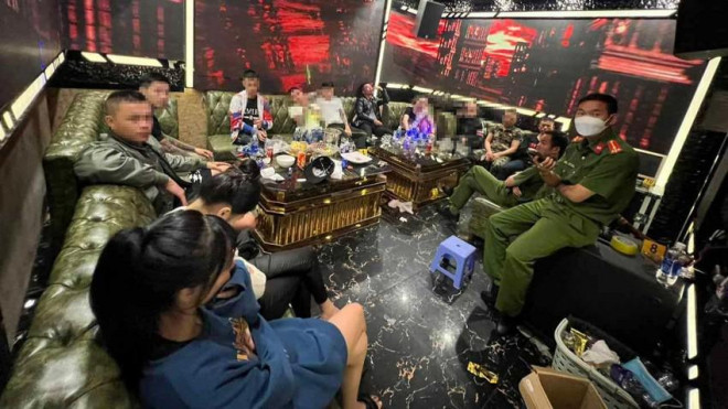 Công an Đà Lạt tạm giữ nhóm thanh niên sử dụng ma túy trong quán karaoke