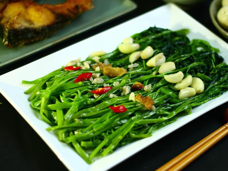 Bí quyết xào rau muống không bị thâm đen, giữ lại được nhiều dinh dưỡng