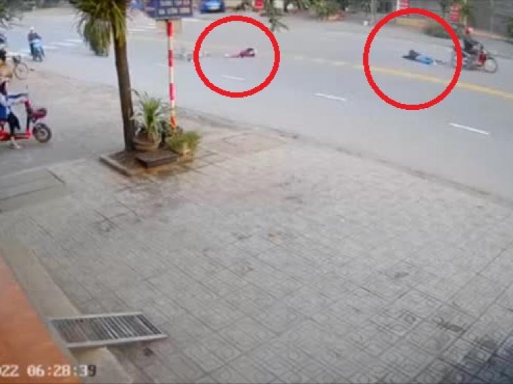 Clip: Xe máy tông xe đạp chạy kiểu ”một mình một đường”, 2 phụ nữ gặp tai họa