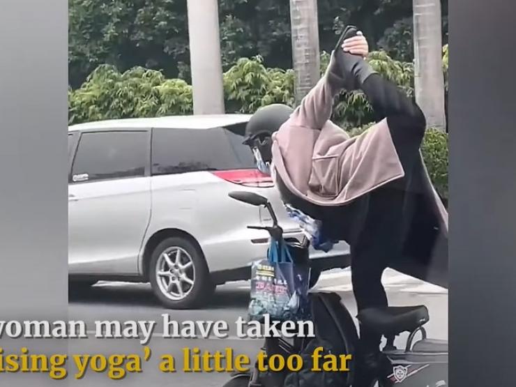 Người phụ nữ Trung Quốc vừa lái xe vừa tập yoga khiến cảnh sát ráo riết tìm kiếm