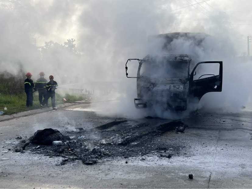 Vụ ô tô tải và xe máy bốc cháy sau va chạm: Thêm một nạn nhân tử vong - 1