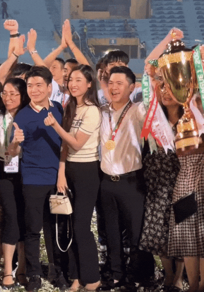 Đỗ Mỹ Linh chúc mừng Hà Nội FC vô địch, nhan sắc gây sốt - ảnh 1