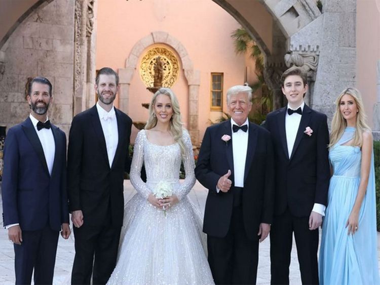Con út nhà ông Trump nổi bật ở đám cưới chị gái với chiều cao hơn 2m ở tuổi 16 - 2