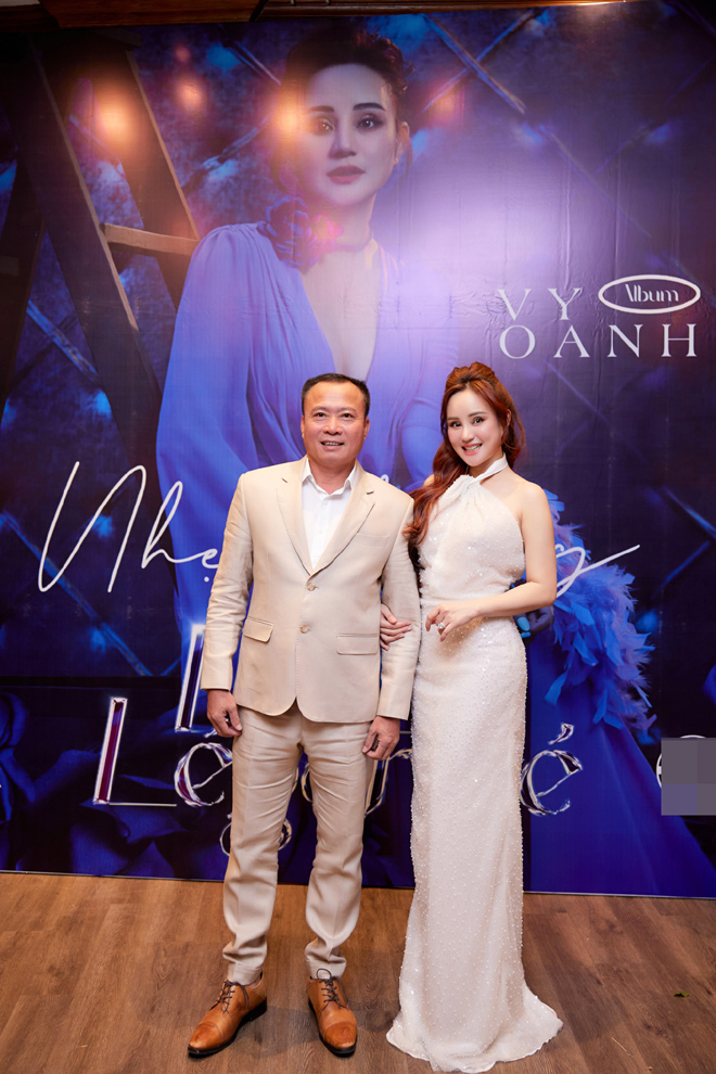 Vy Oanh được ông xã đại gia tháp tùng ra Hà Nội, hé lộ mối quan hệ với nhà chồng - 1