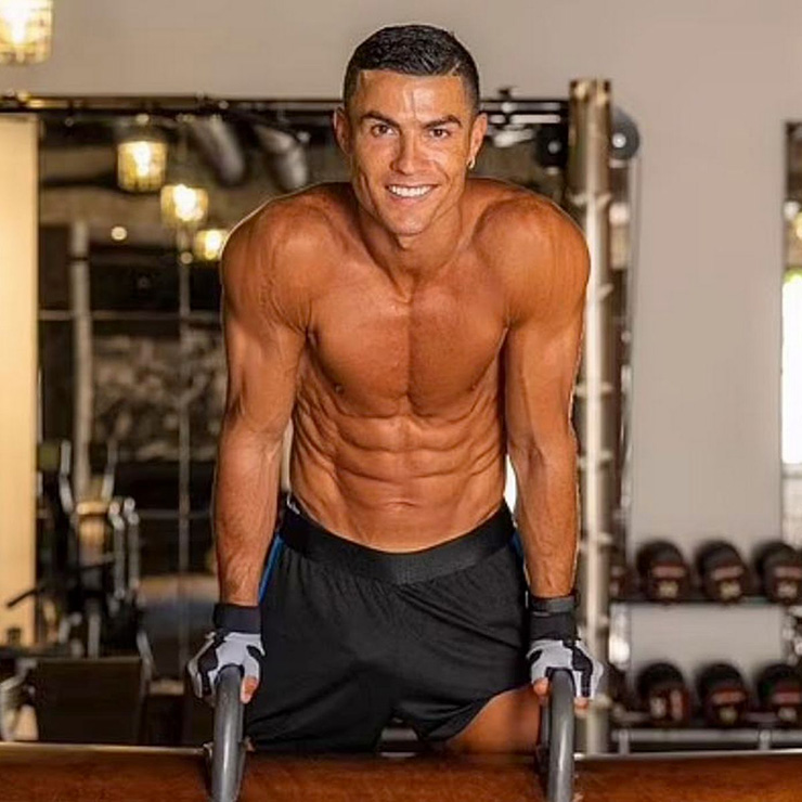 SAO &#34;dị&#34; nhất World Cup: Ronaldo - &#34;vua&#34; phòng gym, chờ lên đỉnh thế giới tuổi 37 - 1