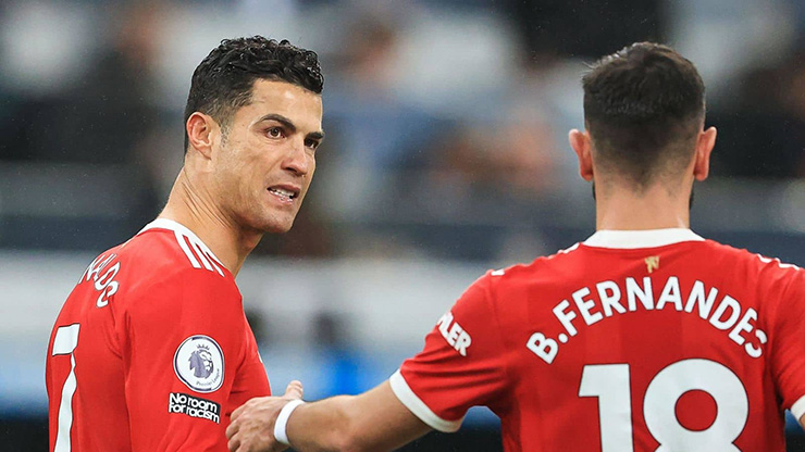 Clip hot: Fernandes lạnh nhạt với Ronaldo, siêu sao đứng hình vì sốc - 1