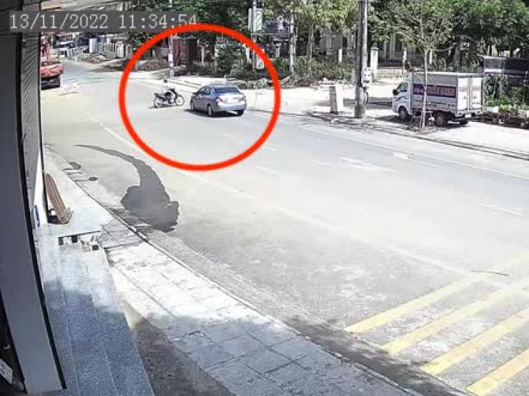 Clip: Vội vài giây, lái xe máy bị ô tô tông nằm gục