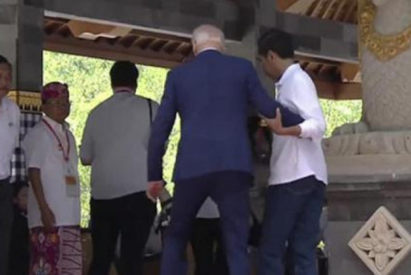 Tổng thống Widodo phản ứng nhanh khi Tổng thống Biden trượt chân