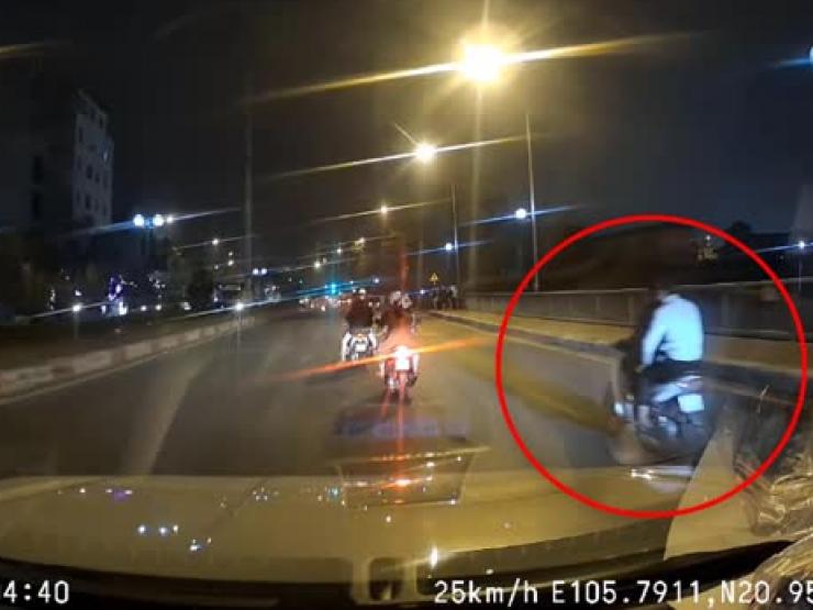 Clip: Gặp cảnh sát, “quái xế” đi xe máy hành động liều lĩnh để tháo chạy