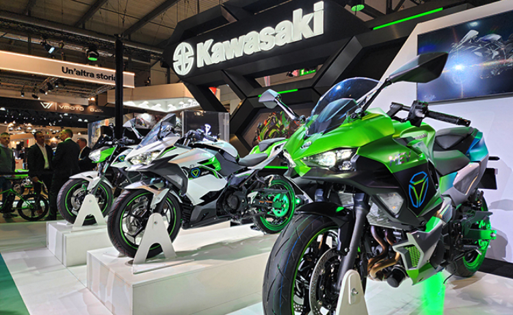 Kawasaki khoe môtô chạy bằng nước và loạt xe tối tân khác - 1