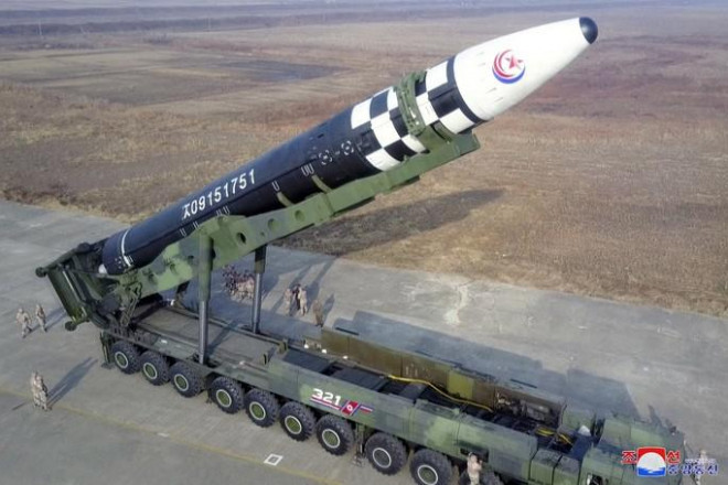 Vén màn “tên lửa quái vật” mới của Triều Tiên - 1