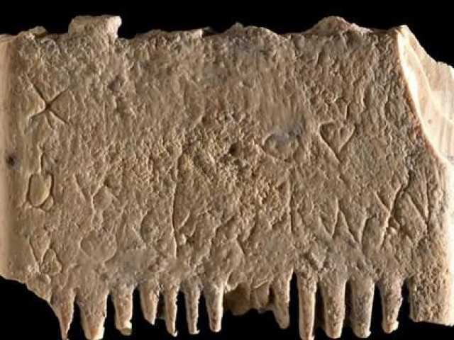 Phát hiện bất ngờ trên chiếc lược ngà chải chấy 3.700 năm tuổi