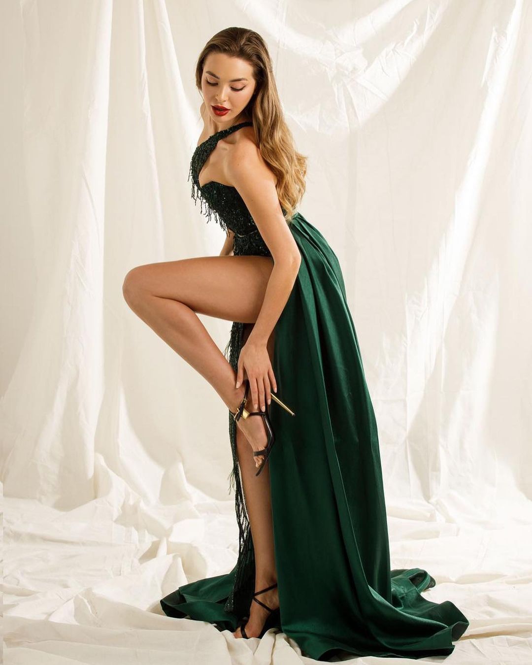 &#34;Hoa hậu nhà giàu&#34; Tây Ban Nha mặc gì cũng đẹp hơn người vì cao 1m75, body chuẩn mực - 4