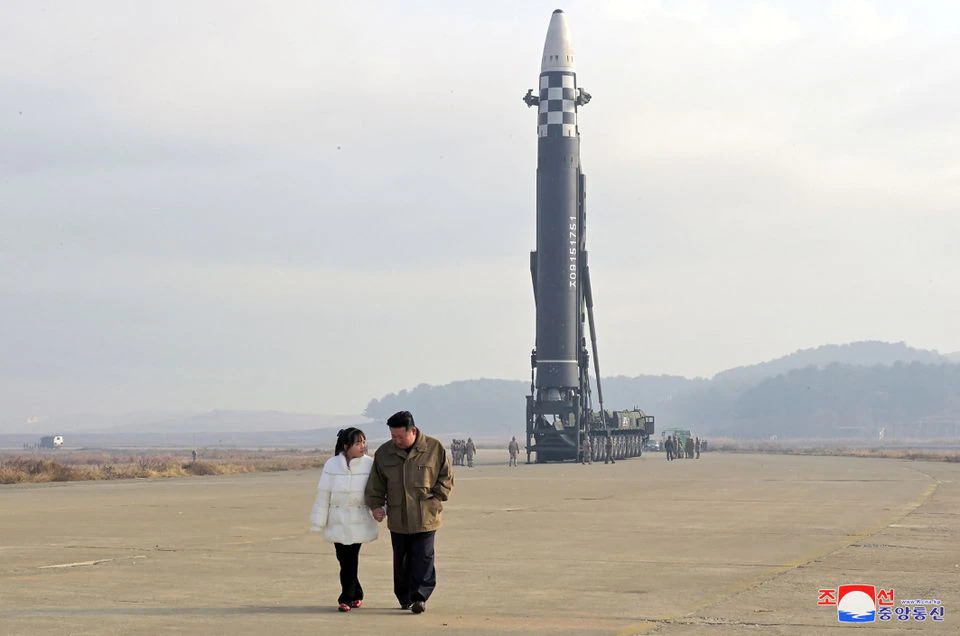 Con gái ông Kim Jong Un bất ngờ lộ diện - 1