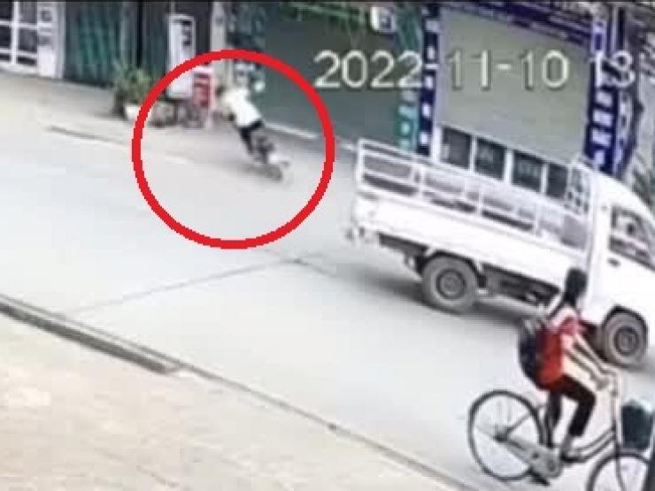 Clip: Phóng như bay tông đầu ô tô tải, lái xe máy văng xa chục mét nằm sấp mặt