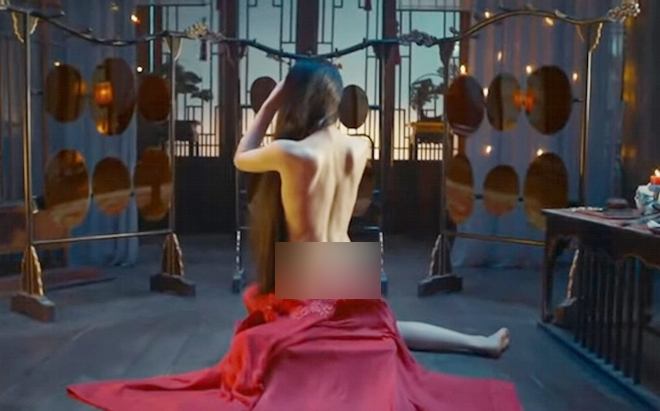 "Bom sexy" bị mỹ nữ 9X lấn lướt vì cảnh bán nude gợi cảm - 11