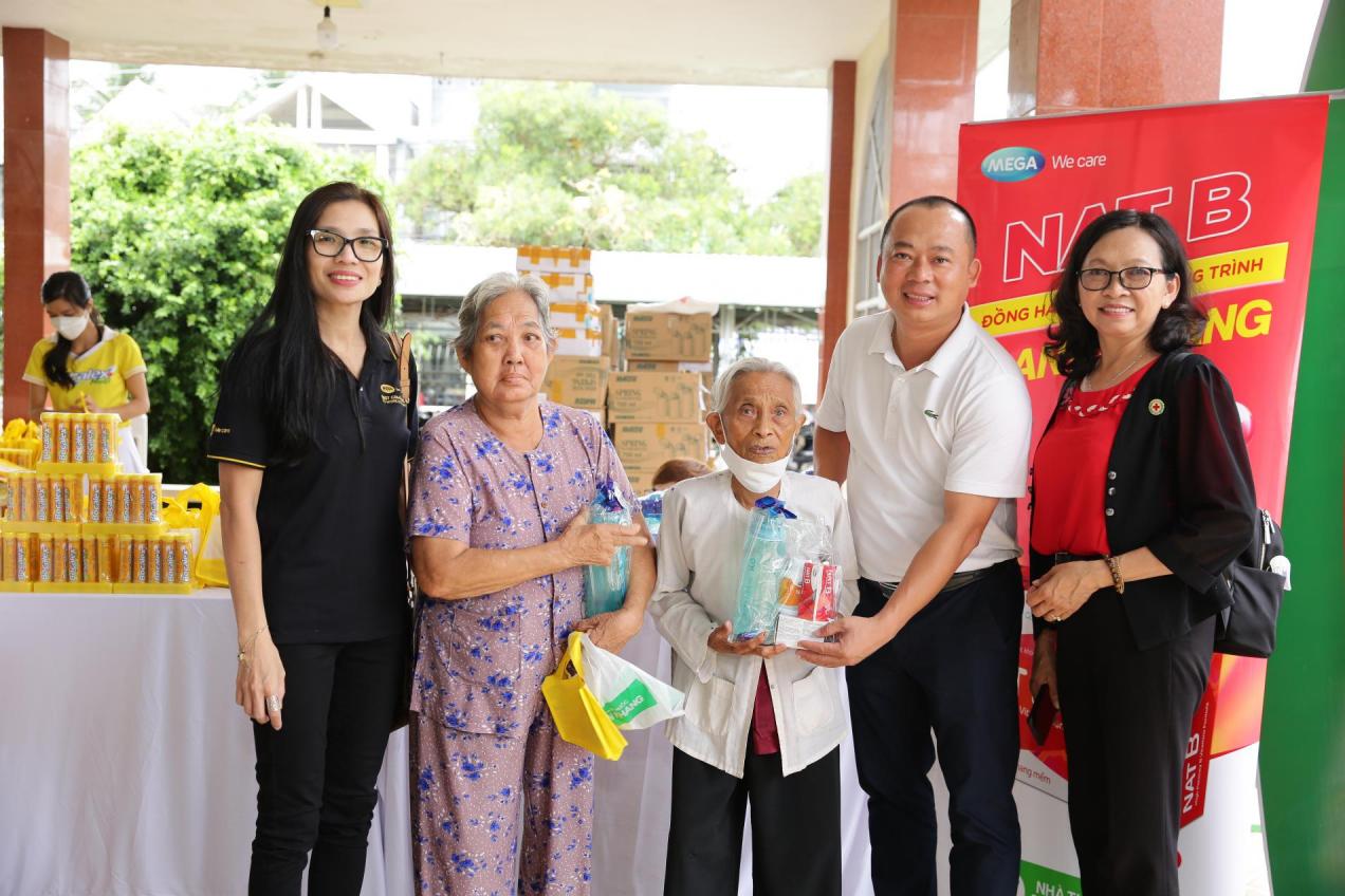 Mega We care và nhà thuốc An Khang tặng hàng trăm phần quà cho bà con nghèo Tiền Giang" - 1