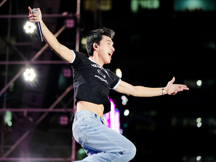 HIEUTHUHAI diện áo crop-top gây ”náo loạn” làng đại học cùng 40.000 sinh viên