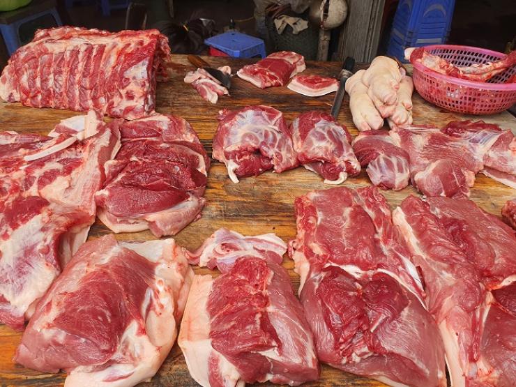 Bất ngờ giá thịt lợn giảm từ chuồng đến chợ, tiểu thương vẫn kêu trời vì ế