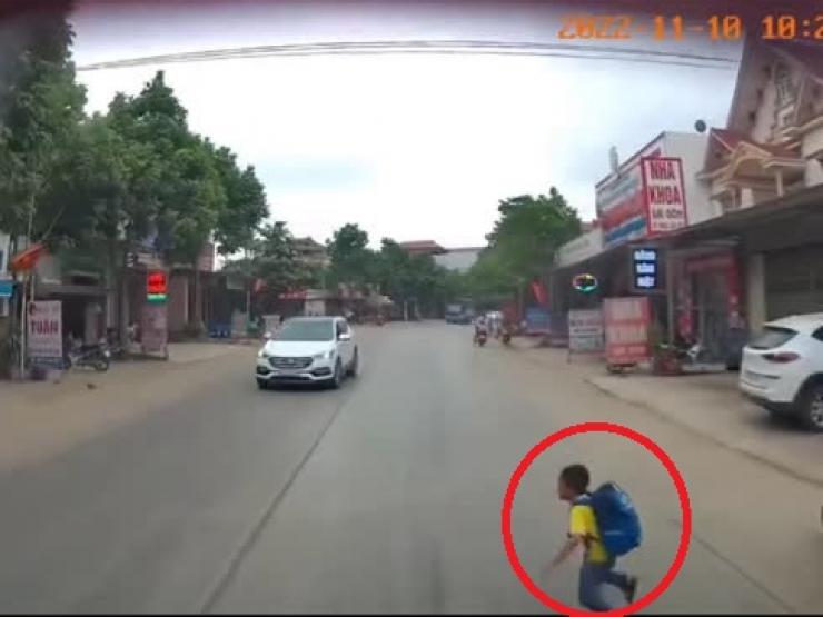 Clip: Gặp cậu bé lao qua đường như tự sát, 2 ô tô ”đứng hình” và cái kết thót tim
