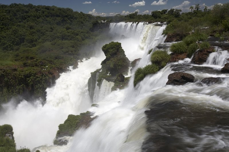 Đi du thuyền đến thác Iguazu: Bạn có thể trải nghiệm thác Iguazu theo nhiều cách nhưng đi thuyền cao tốc dưới thác là một trong những điều thú vị nhất để làm ở Argentina.
