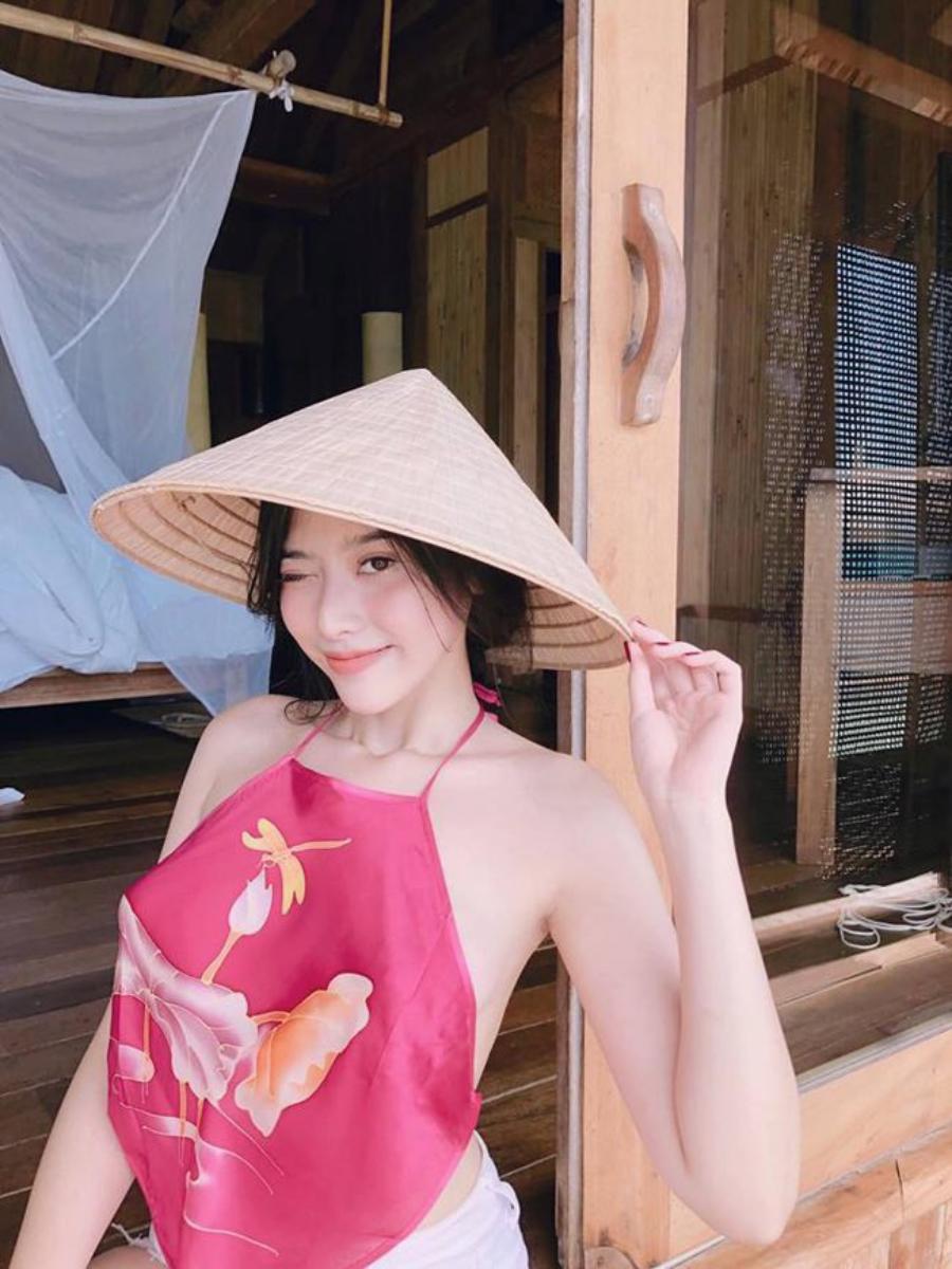 Hot girl Thái Ngọc San mặc váy xuyên thấu đi biển - 1