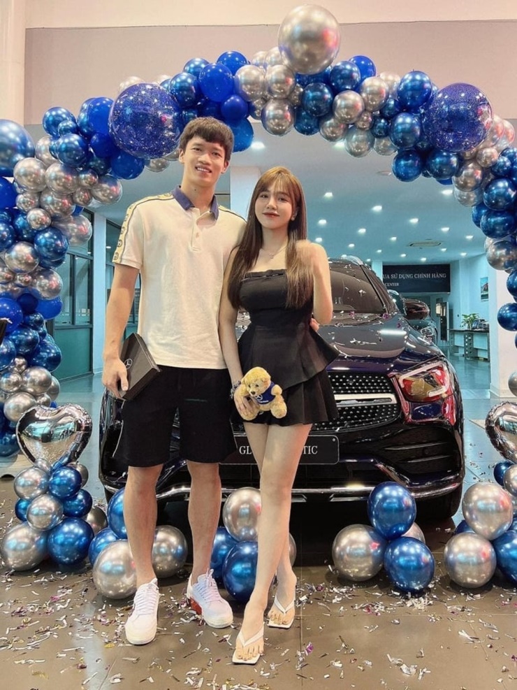 Chàng trai chụp ảnh cùng bạn gái bên xe tiền tỷ ở thời điểm mua.
