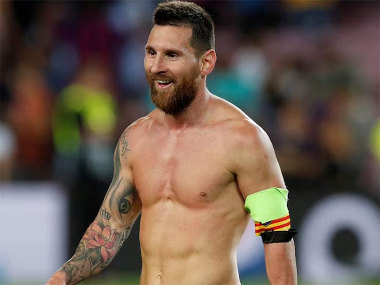 Dù là ”gã lùn sân cỏ” nhưng Messi vẫn gây chú ý nhờ sở hữu body cơ bắp như nam thần