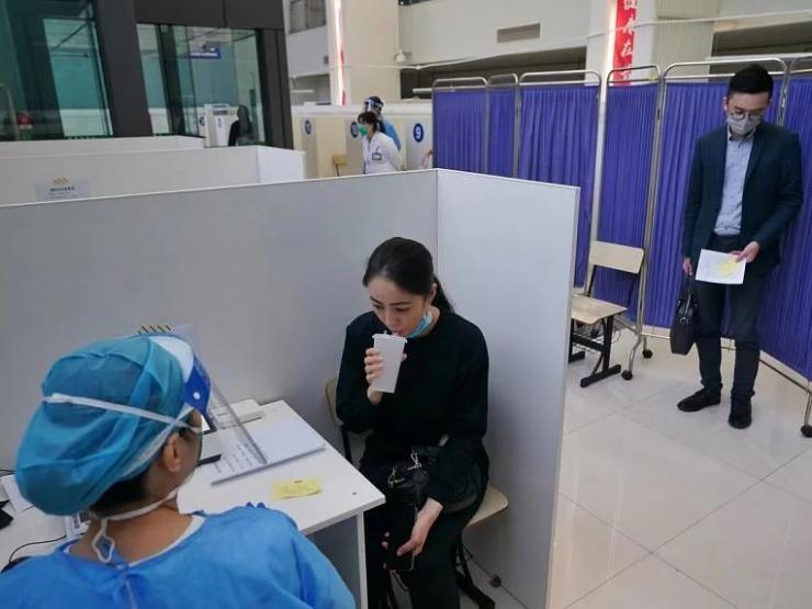 Thành phố đầu tiên ở Trung Quốc cho dùng vắc xin Covid-19 dạng hít: Người sử dụng nói gì?