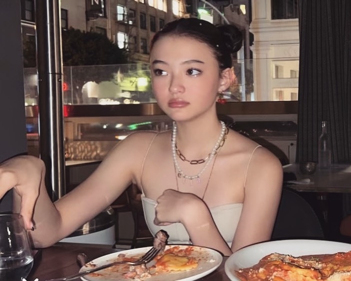 "Em bé lai xinh đẹp nhất thế giới" ăn mặc trưởng thành ở tuổi 14