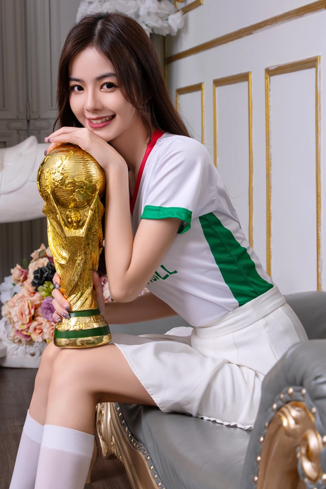 Hot girl mũm mĩm lọt top mỹ nhân World Cup, mặc áo đội tuyển hot nhất thế giới - 1