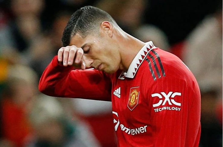 MU cắt hợp đồng Ronaldo, nhà báo Piers Morgan châm chọc “Quỷ đỏ” - 1