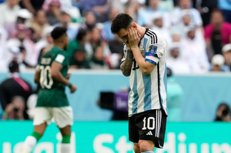 Messi và đồng đội bị phạt &#34;bêu nắng&#34;, báo Argentina mơ tái lập kỳ tích World Cup - 1