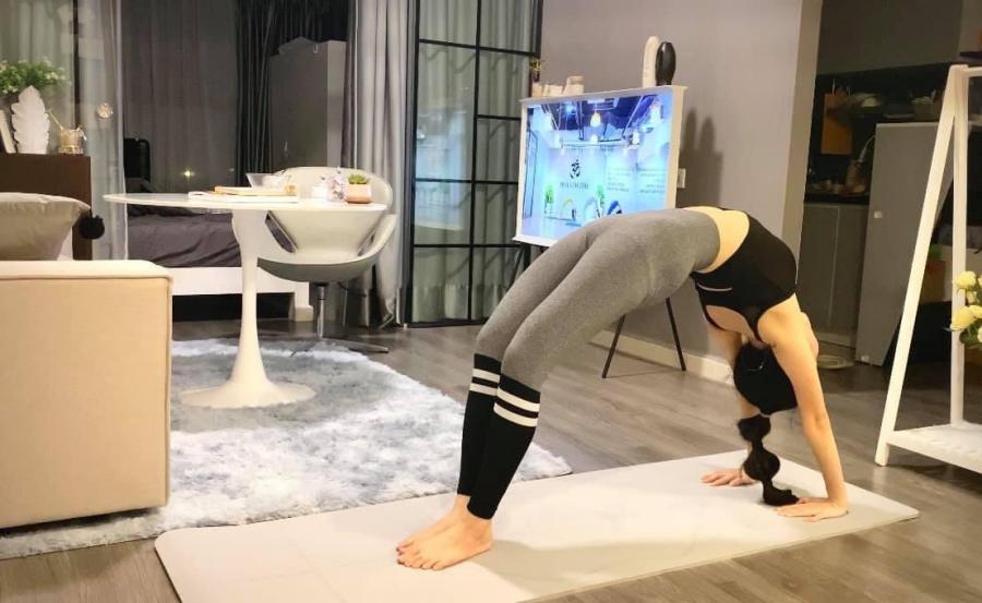 “Người tình kém 20 tuổi” của Công Lý tập yoga giữ dáng - 2