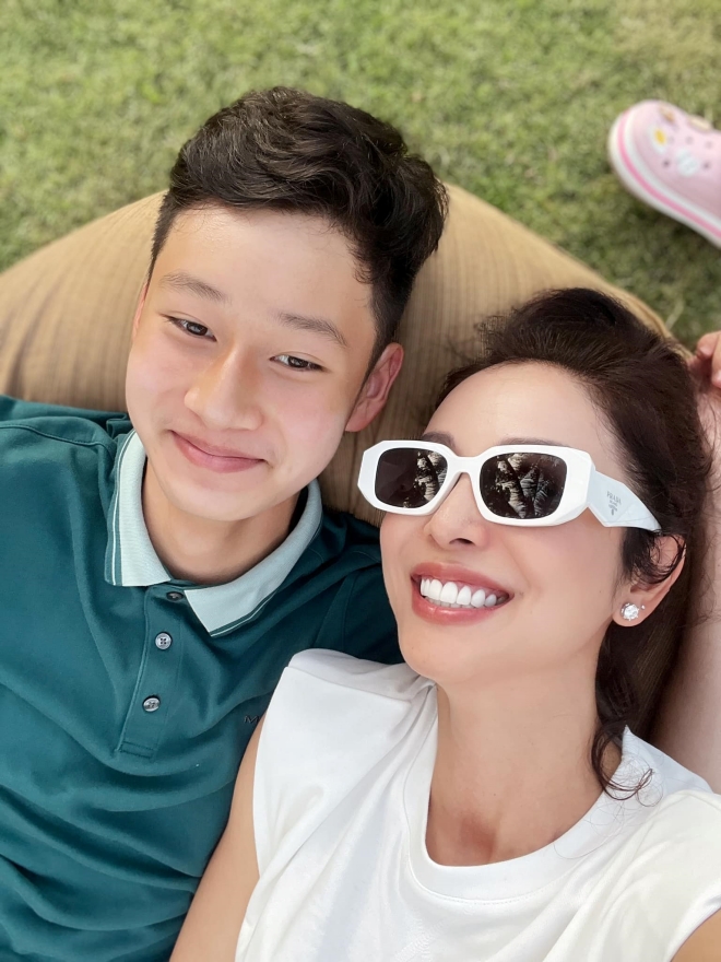 Con trai Quang Dũng đi chơi cùng mẹ Hoa hậu, gây bất ngờ vì quá đẹp trai - 8